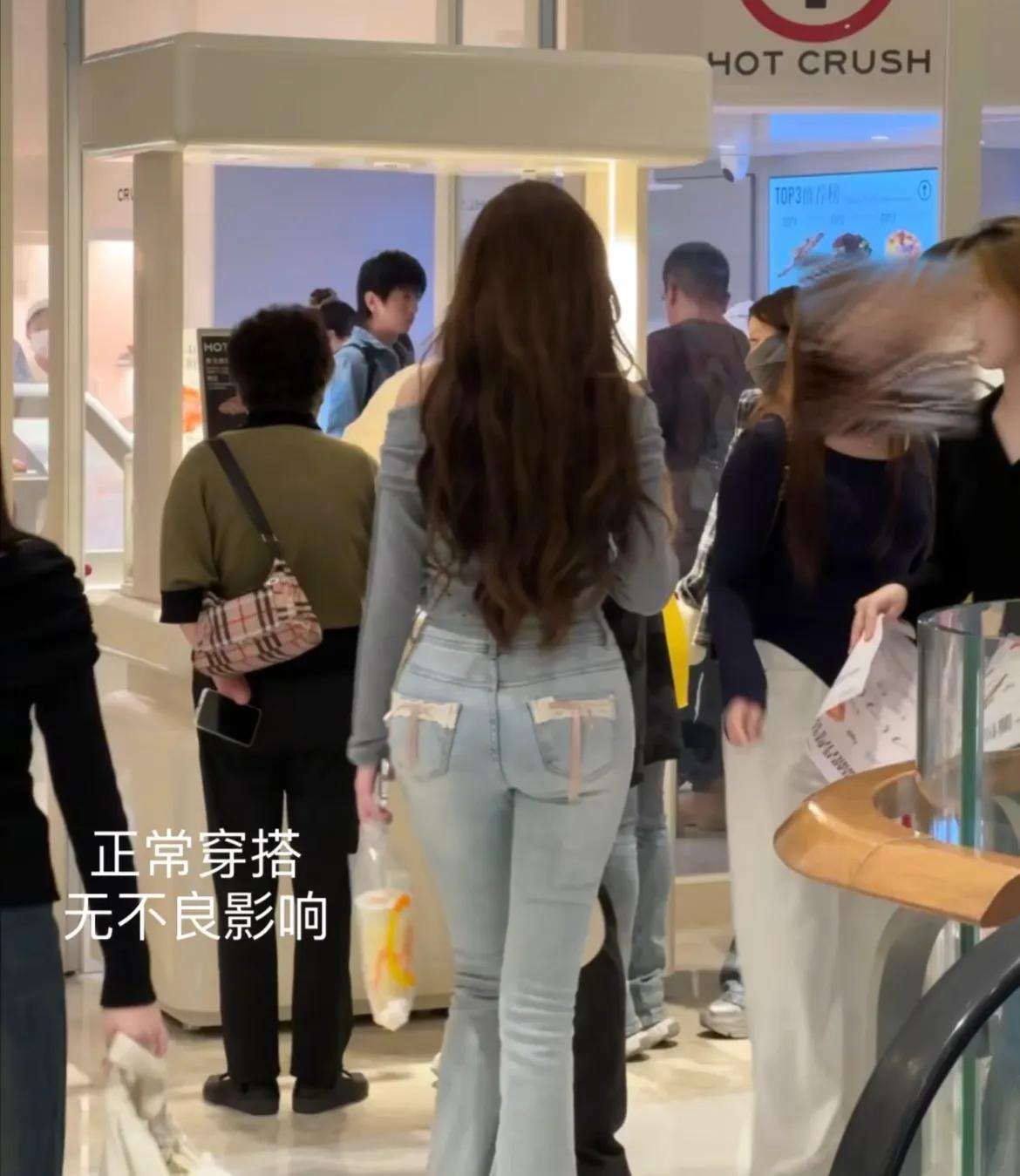 商场看到的 要不要去跟她说.…………

路过糕点店时，我注意到了一位小姐姐，天哪