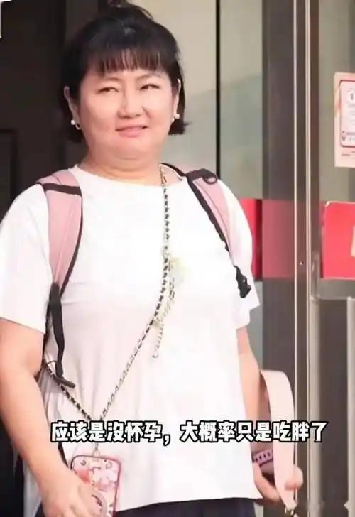 没想到曾经的顶流女团成员如今已经富态到认不出。
 
起因是在8月19日，台媒曝光