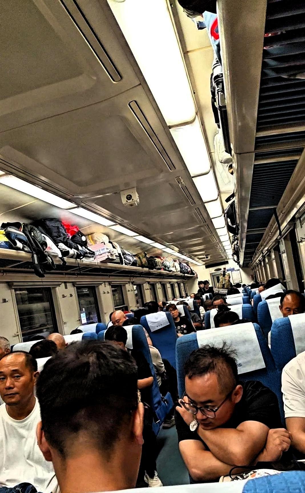 乘务员这招，是真的绝。
大叔嫌空调冷，扯着嗓子要关。乘务员没吵没争，弯腰凑到他耳