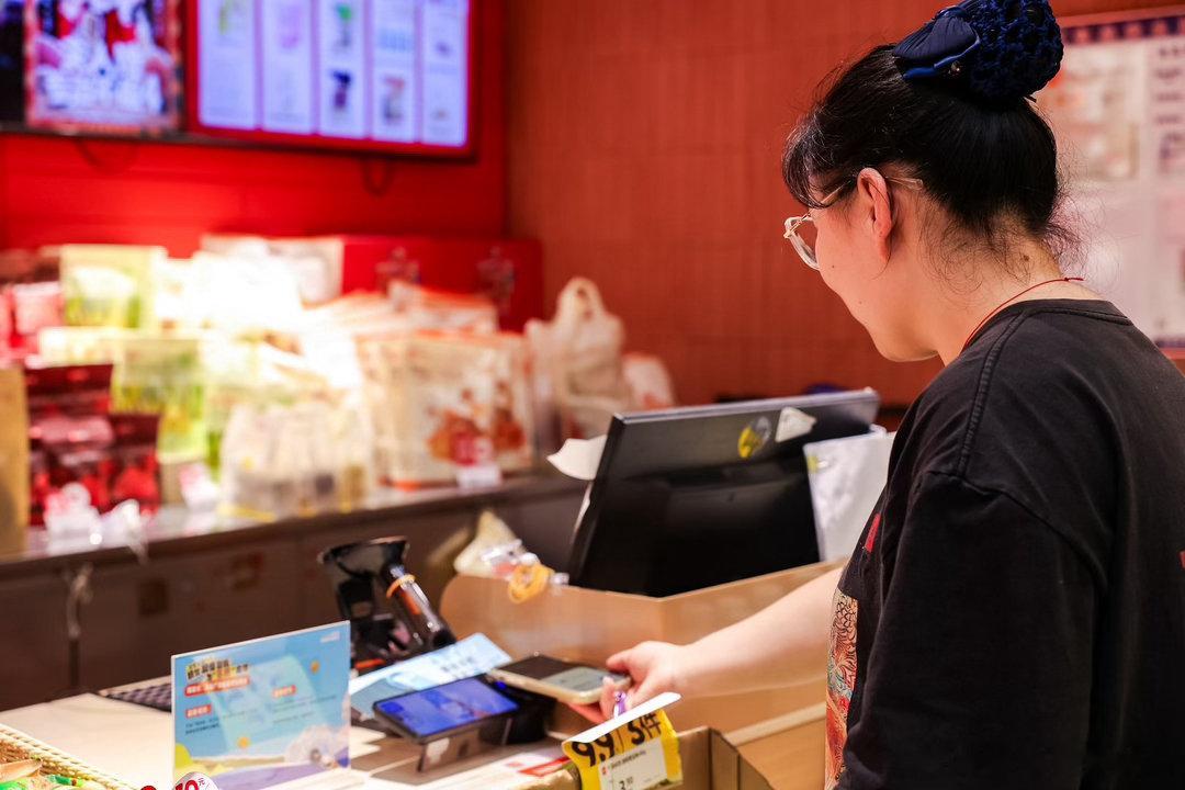 百店发支付宝助威袋为南京队加油支付宝疯狂碰友日周末逛万达赚翻！支付宝碰一下积分直