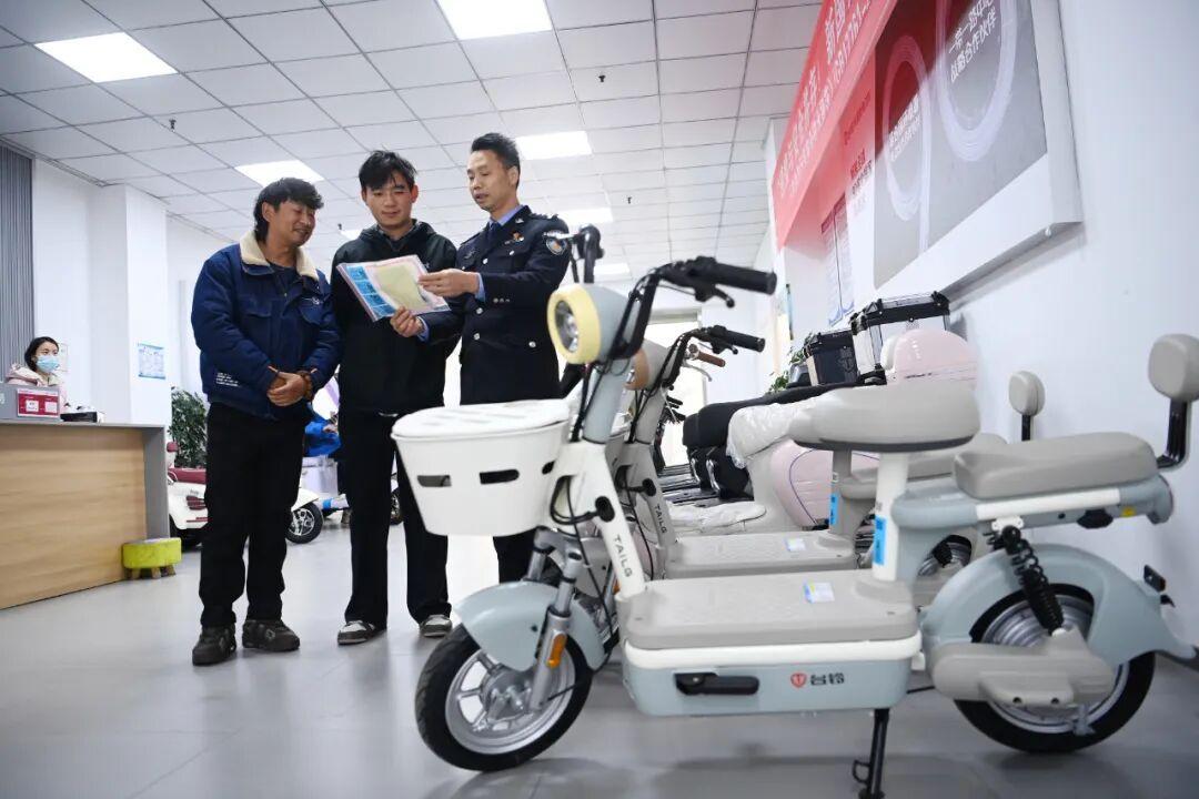 新国标电动车不能带娃？官方实锤：能！但这3个坑别踩
 
12月1日新国标电动车全