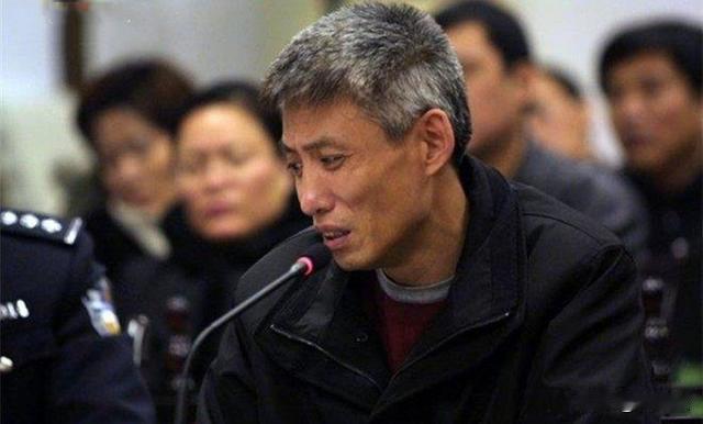 2003年，刘涌被执行死刑前十分镇定，苦笑看妻子、拒绝更换新衣服，押到殡仪馆抬进