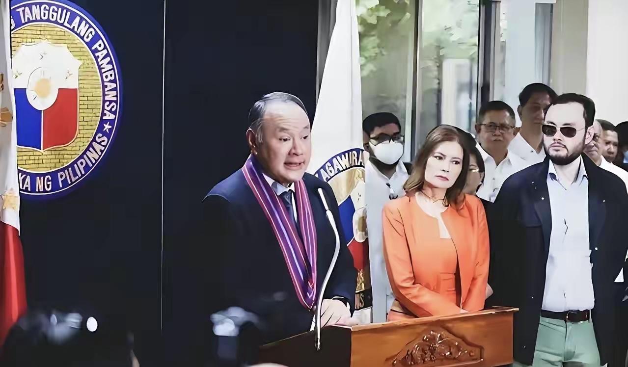 菲律宾防长特奥多罗最近跳得挺欢，天天在国际上搞小动作。但他估计是忘了查自家账本了