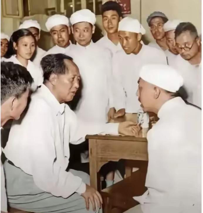 那年，毛主席到工厂视察，现场与职工食堂的师傅们进行了亲切座谈。老人家十分关心广大