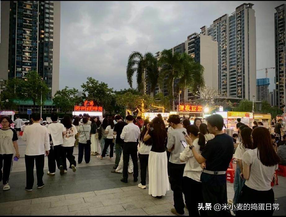 南海万达这家螺蛳粉，到底香到什么程度？
 
下班路过南海万达E座，直接被眼前的阵