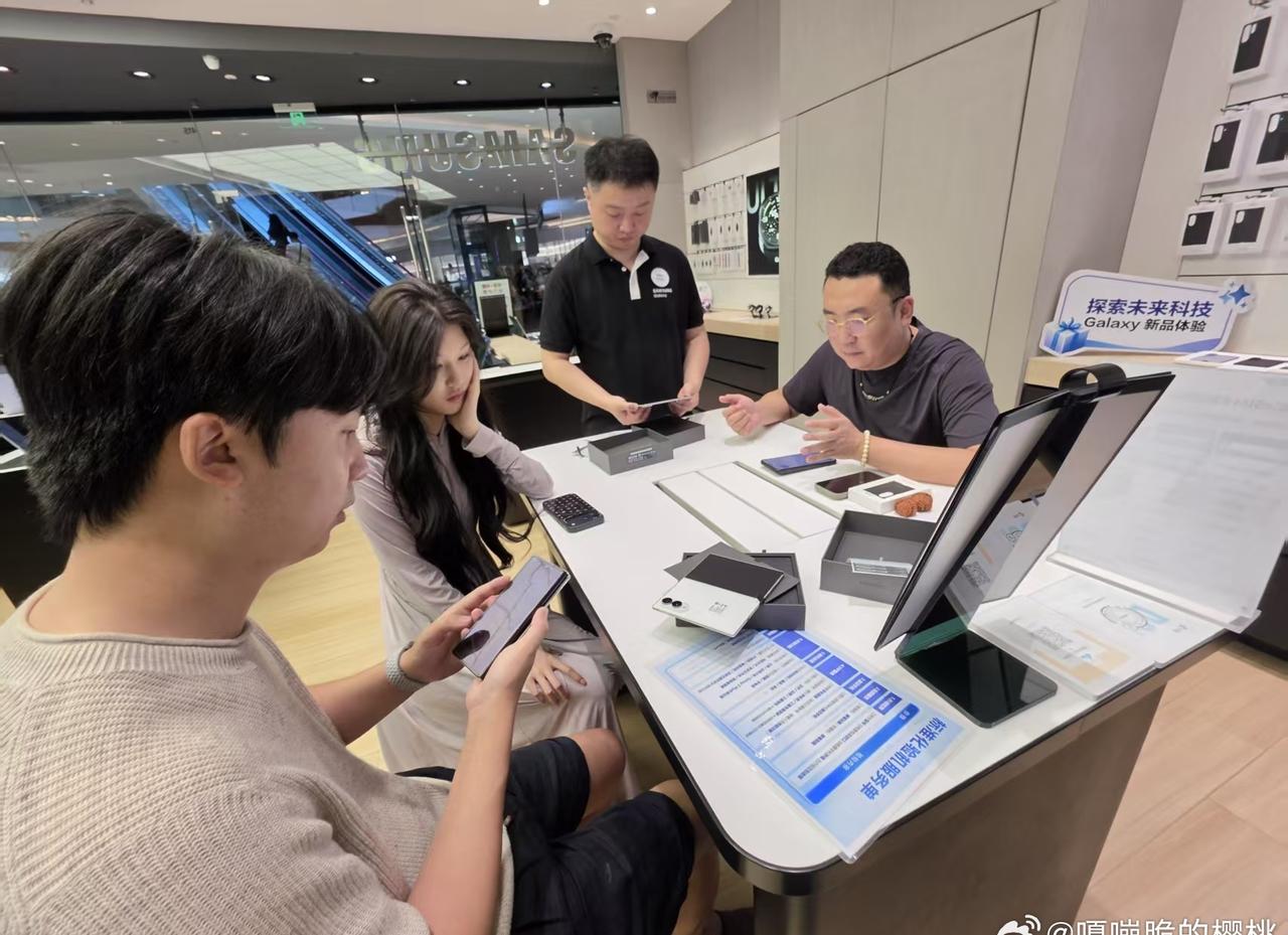 就问三星 Fold 8 Ultra这么受欢迎嘛？今天陪闺蜜去逛街被拽进店，结果自