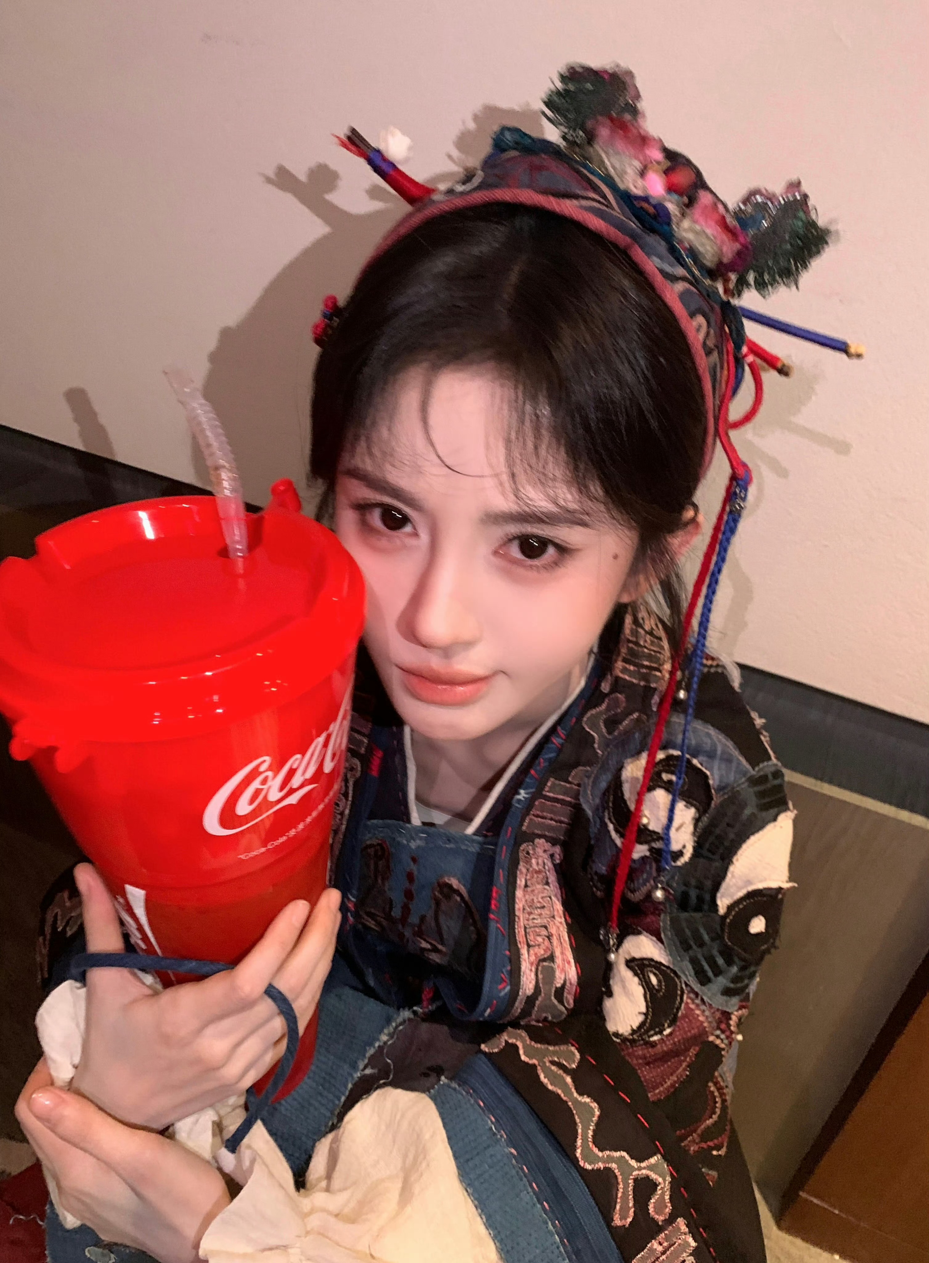 这个阿黛热呆了！鞠婧祎抱着这么大一杯子也太萌了，跟个小手办一样[抱一抱] ​​​
