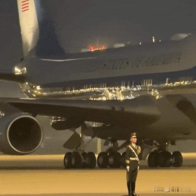 空军一号轰鸣震耳欲聋，外媒镜头下的中国仪仗兵，纹丝不动引全球盛赞
2026年5月