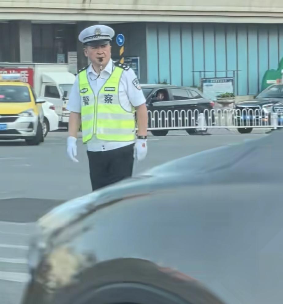 二级警监执勤！确实不常见啊！

二级警监在警察队伍通常来说都是属于高级警察了，工