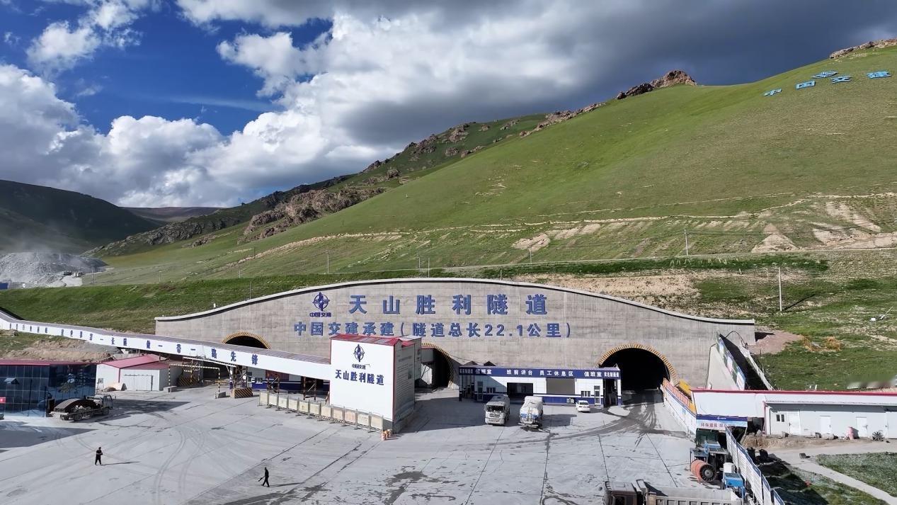 世界上最长高速公路隧道

世界上最长的高速公路隧道是‌中国新疆的天山胜利隧道‌，