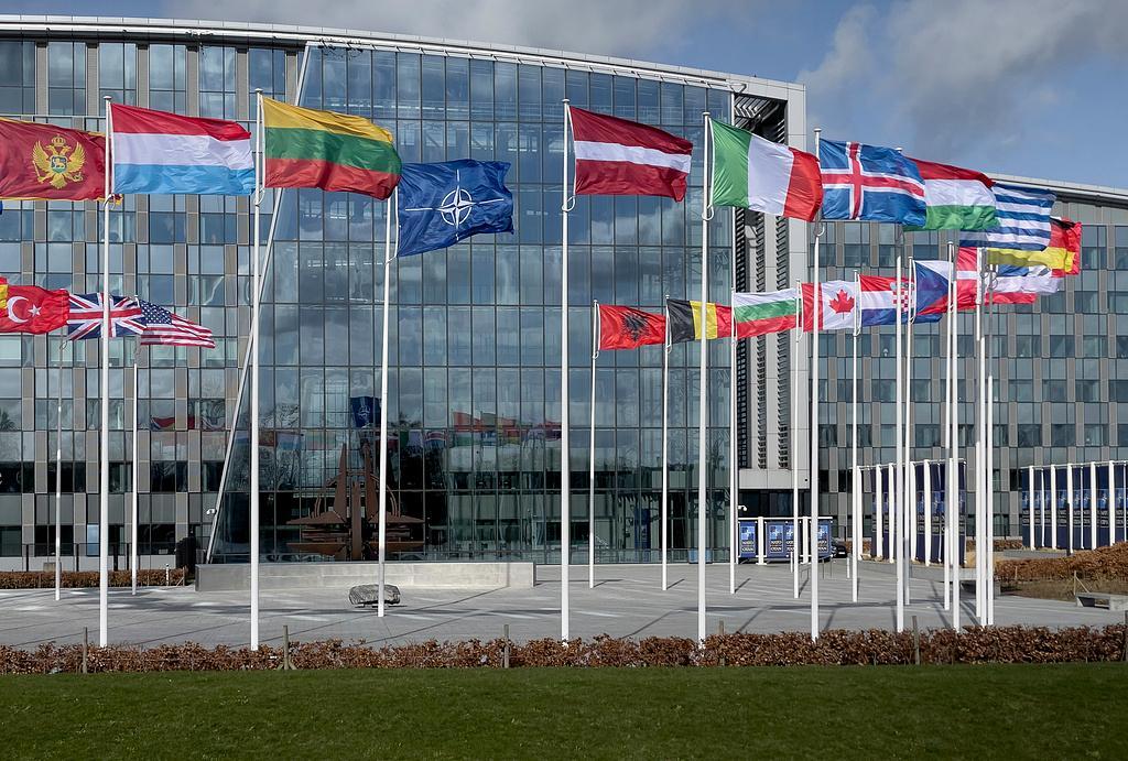 “冷战”时期的“国际援助”竞争，大致也是这个样子——美国以“马歇尔计划”为代表，