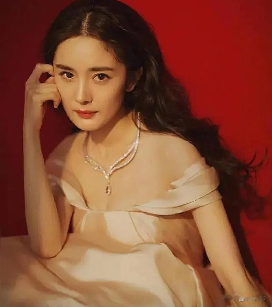 有网友调侃：“杨幂的颜值是玄学，她是不是偷偷把时间静止了”！
也有人说：“人家是