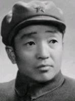 1940年初，八路军政委王季龙骑马时，忽发现山梁上有闪光。王心头一震，表面上却假