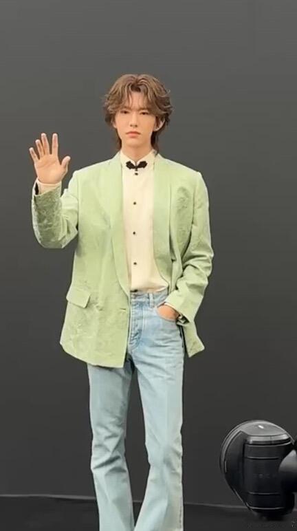 马柏全巴黎看秀生图马柏全新中式. 马柏全解锁巴黎时装周，苹果绿西装搭卷毛，随性帅