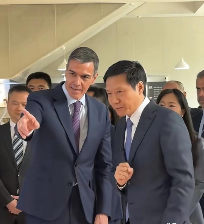 4月13日西班牙首相桑切斯到访北京小米汽车，雷军全程接待，看小YU7，并介绍了人