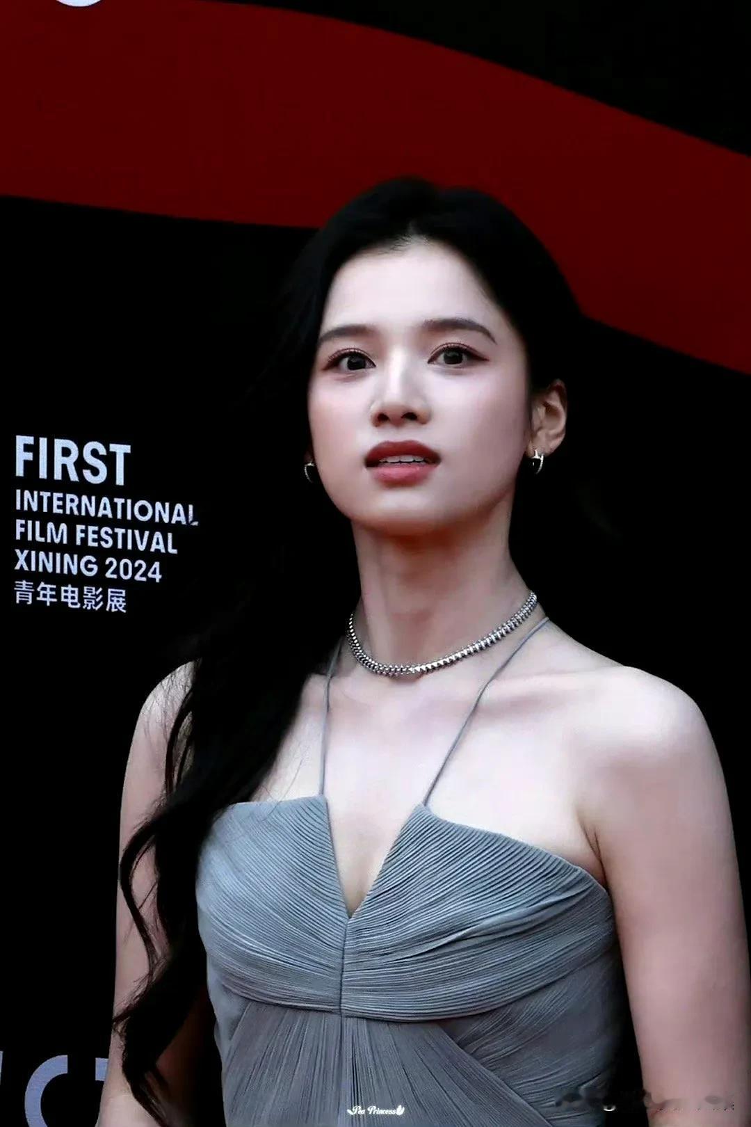 张婧仪这蓝色梦美人的称号真不是白叫的！5月27日她那组蓝色校服美照一出来，直接把