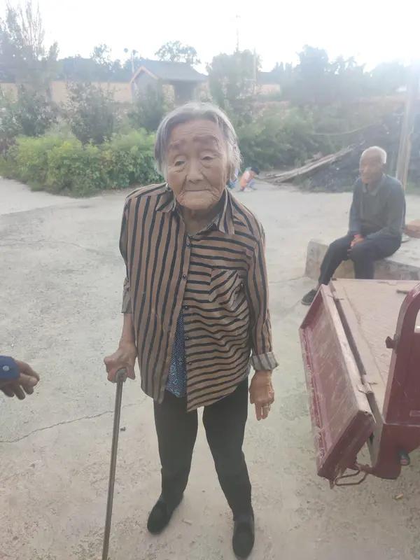 九旬老奶奶打车拒找零：一句话温暖司机，也温暖了我们每个人的心

近日，一则关于九