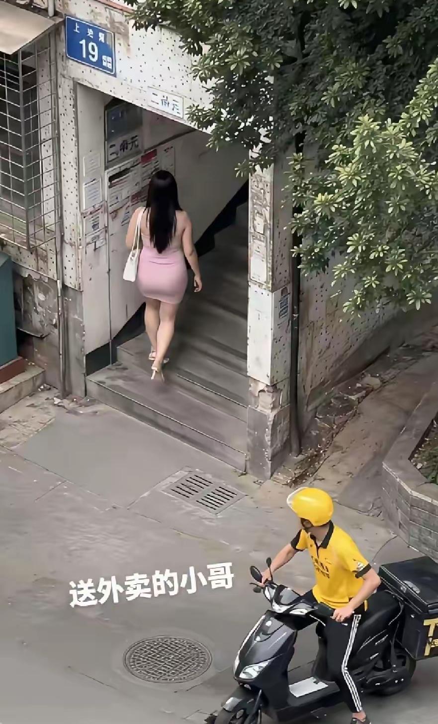 兄弟，别看了
外卖要超时了
努力多跑跑单
才会有美好未来