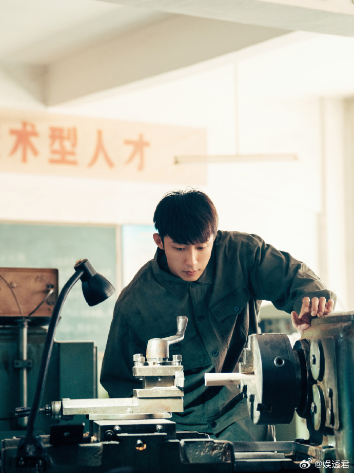 黄景瑜时装四月封面预告从封面预告就能感受到黄景瑜的熟男魅力，黑色皮衣勾勒出完美身