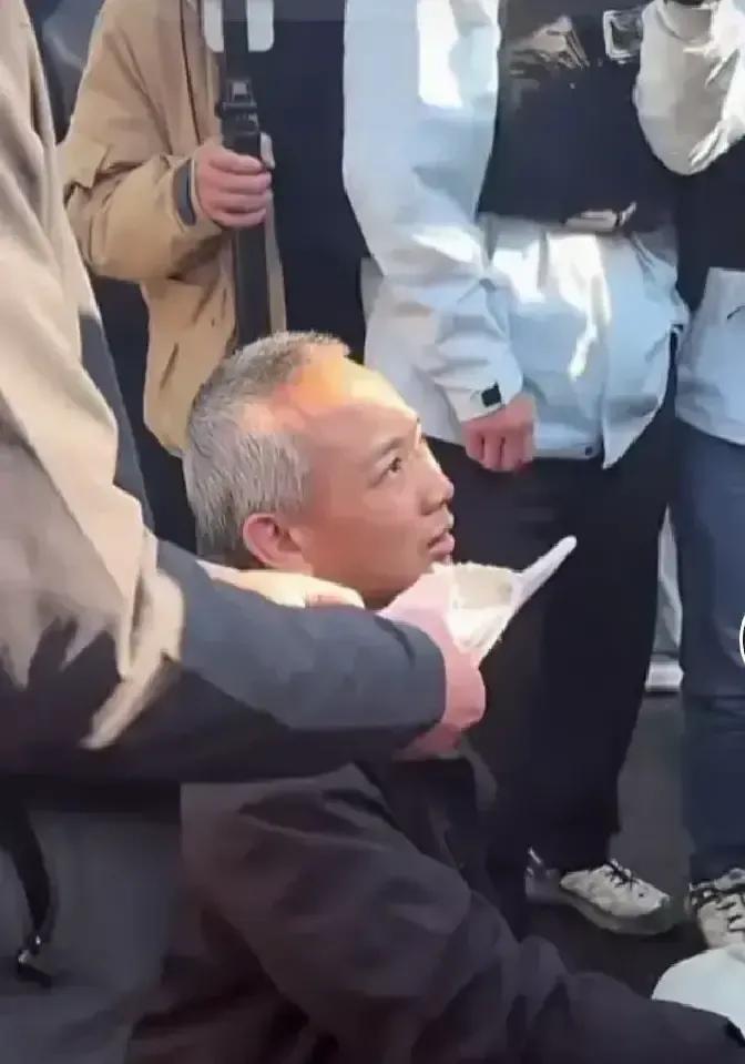 荒野求生老中医把鱼线缝在鞋垫底下，过安检被当场揪出，直接被踢出决赛。
节目组规则