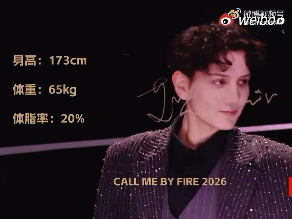 艾热瘦了艾热瘦了好多 看到今晚初舞台的艾热直接双眼放光！瘦了之后的五官轮廓感好强