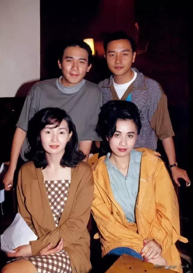 这是1989年拍《阿飞正传》期间主演们的合照。那时张国荣33岁，梁朝伟27岁，张