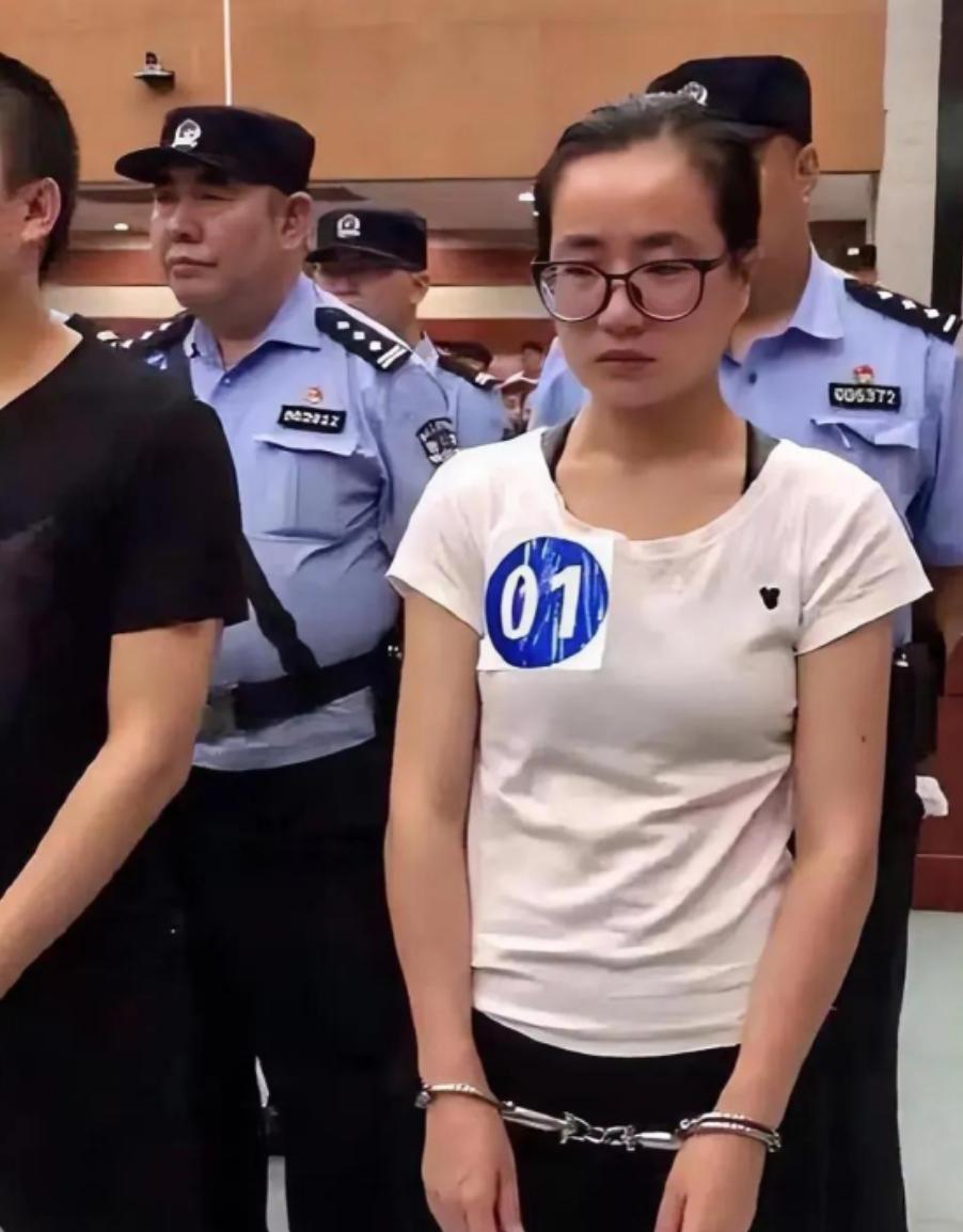 2019年，安徽一所高校的课堂上，研究生杨春燕突然被警方带走。这一幕让在场的老师