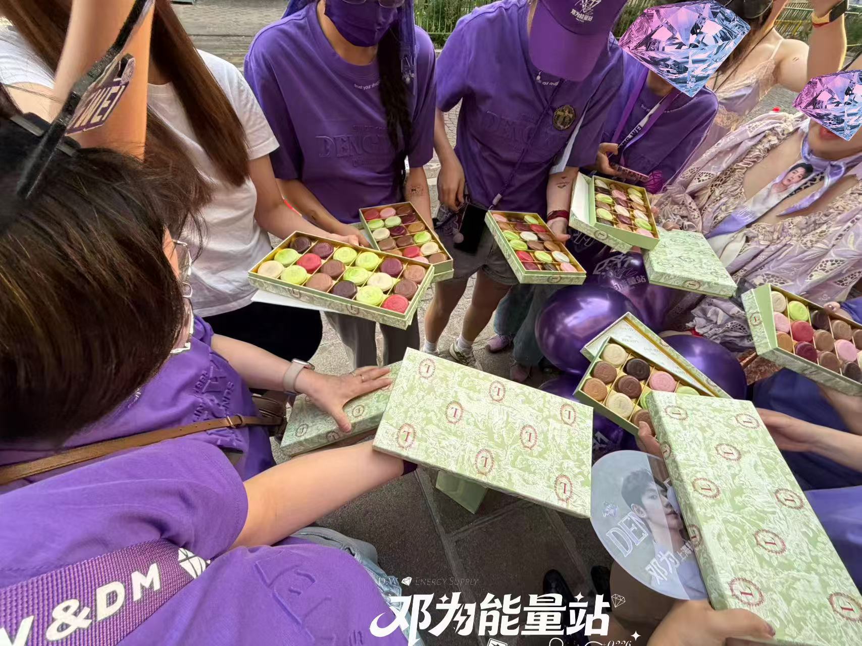 邓为请粉丝吃马卡龙 逆应援天花板在国内的我也忍不住买了同款，真的好好吃呀！太会选