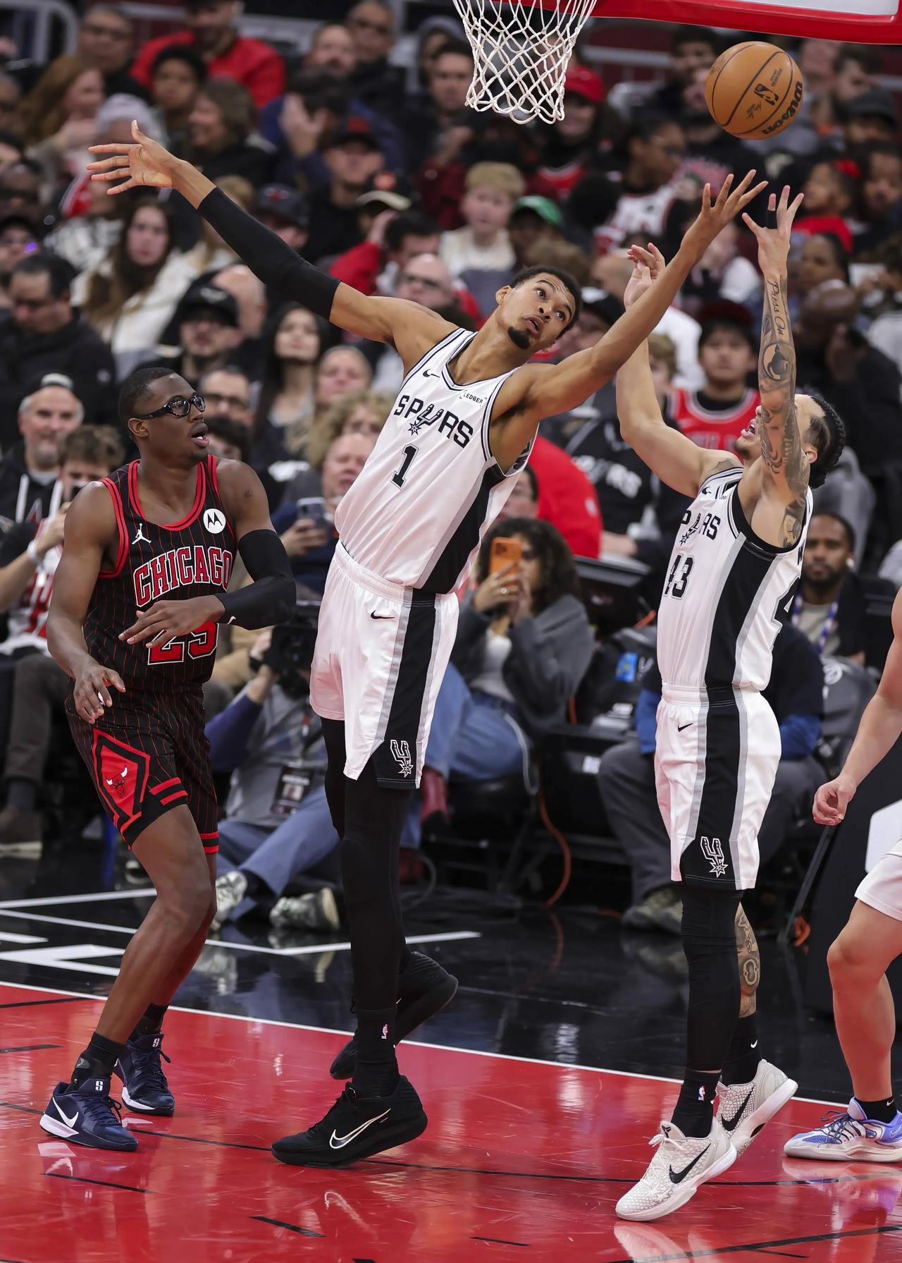 NBA预测继续

凯尔特人客场战猛龙，可谓一波三折，上半场打完稳如狗，结果第三节