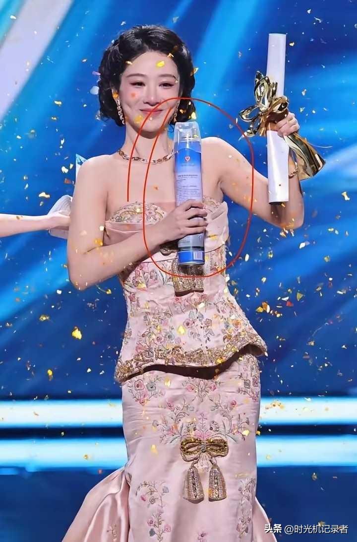 杨紫这是拿的杀虫剂吗？不要误会，这是氧气瓶。
这个在忆苦思甜，回忆拍那个电视剧《