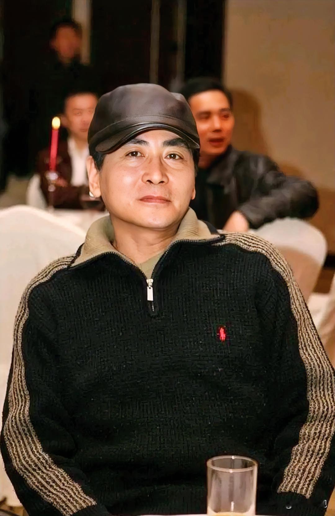 大家还记得这位男演员吗？
他今年74岁，生于江苏南通，国家一级影视演员。24岁毕