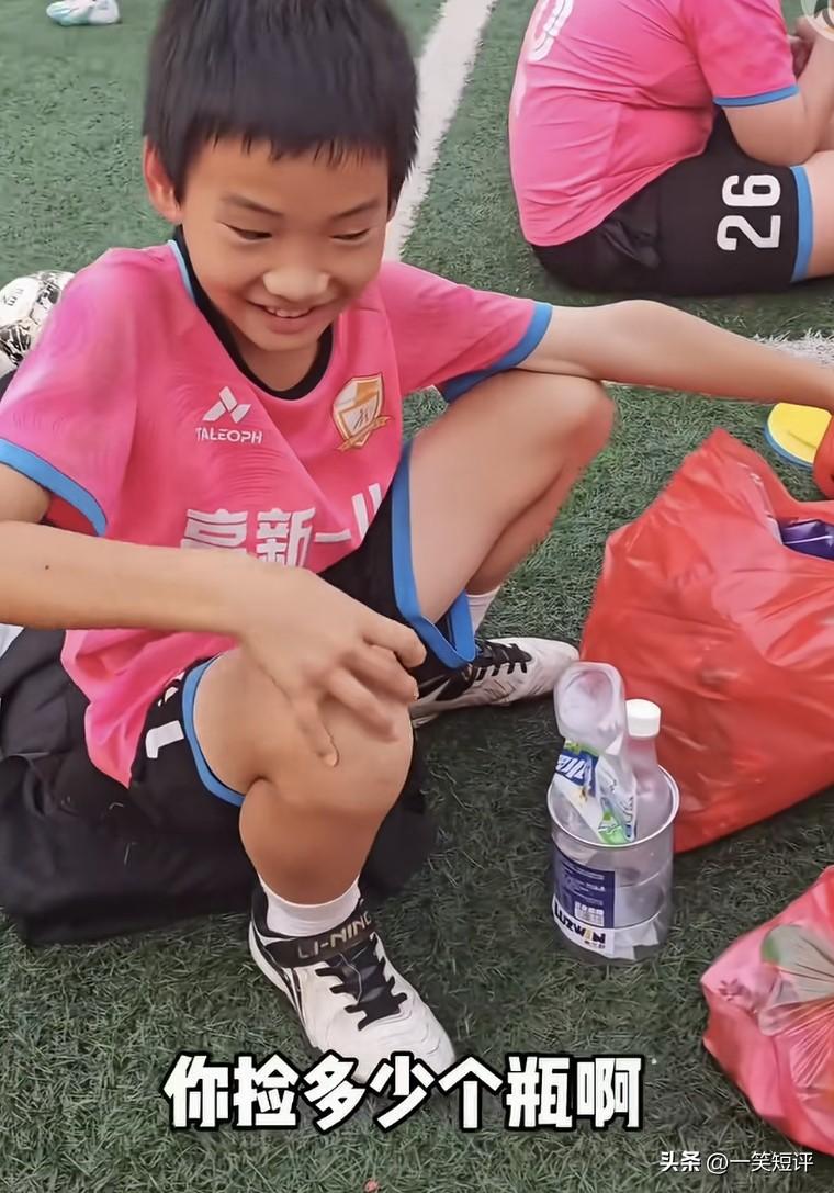 【攒瓶换钱买球鞋】
一名足球少年，
利用训练业余时间，捡矿泉水瓶，换钱买球鞋。