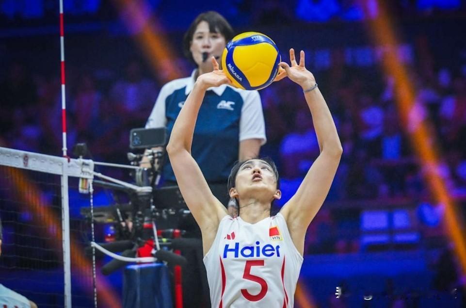 在主场作战的中国女排3:0完胜越南女排，锁定一个亚锦赛四强席位之后，四支晋级半决