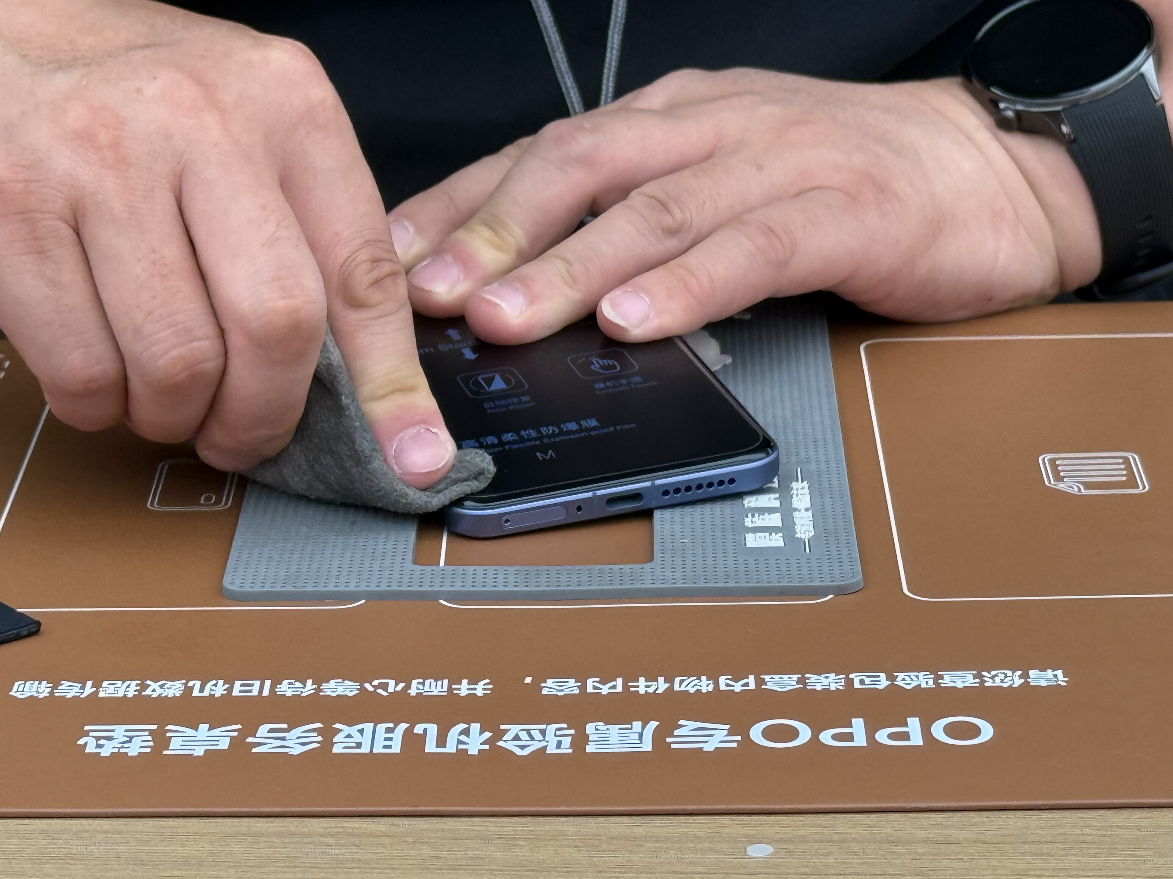 来 OPPO 给小米14 Ultra 贴个膜，主打的就是一个 NTR[doge]