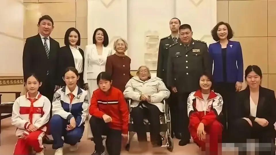 瞅瞅这张照片，心里头暖暖的。

轮椅上的老人家，眼神透亮，精神头足。晚辈们自然地