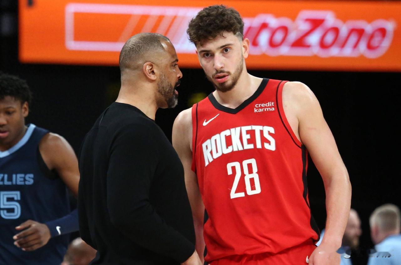 讲真，完全没想到申京扛不住湖人的季后赛强度。火箭缺少正统控卫，本指望他兼顾串联传