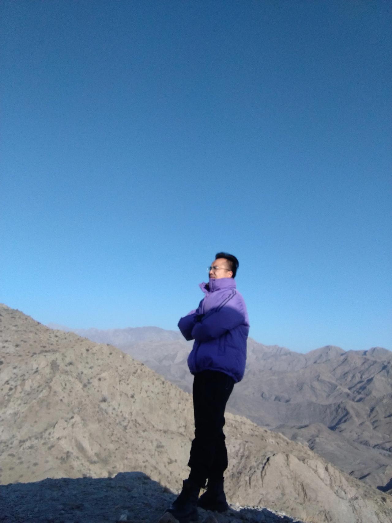 “我曾经问过自己
一个人需要经历多久
需要多少次
看着白天被抽走色彩
直到变成一