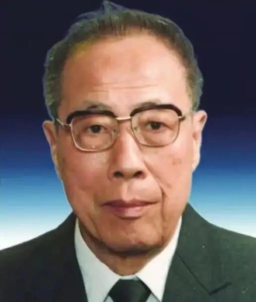 陈芳允‌是中国著名的无线电电子学家、中国卫星测量与控制技术的奠基人之一，‌“两弹