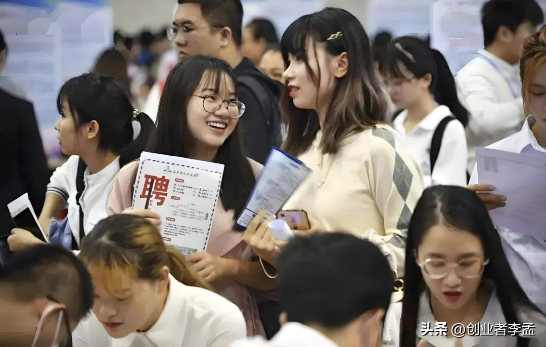 物以稀为贵，过去大学生比较金贵，数量比较少，现在已经成为家长的一种义务了。我觉得