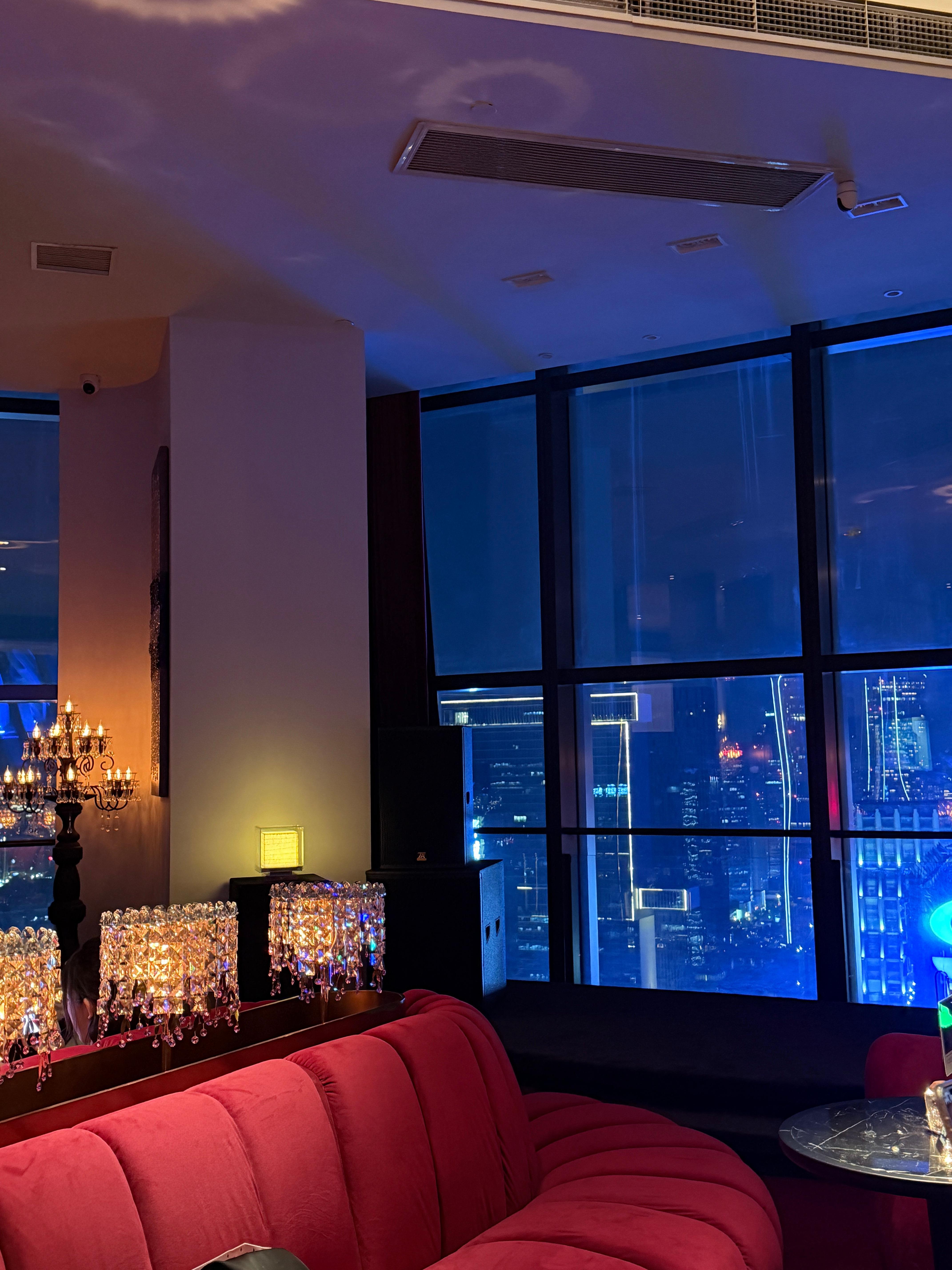 晚安安～～今天又是高精力的一天！！ 拍酒店不忘带品 这次带了10个品   杭州·