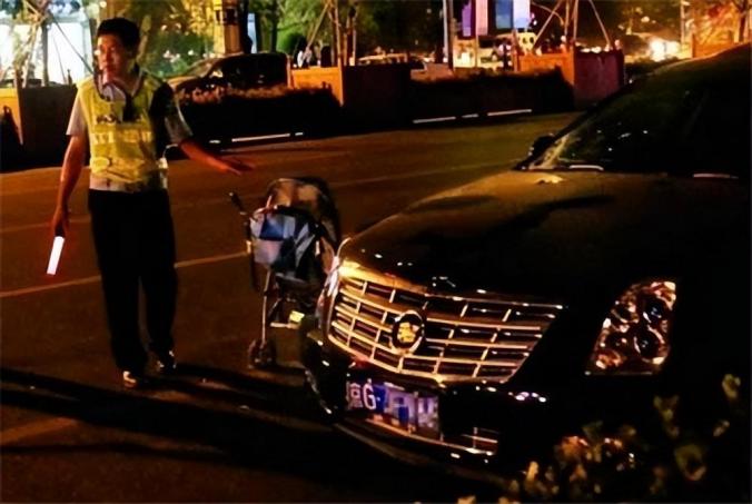 2013年7月23日，只因嫌一辆婴儿车挡路，北京一男子竟将车内2岁女婴活活摔死，