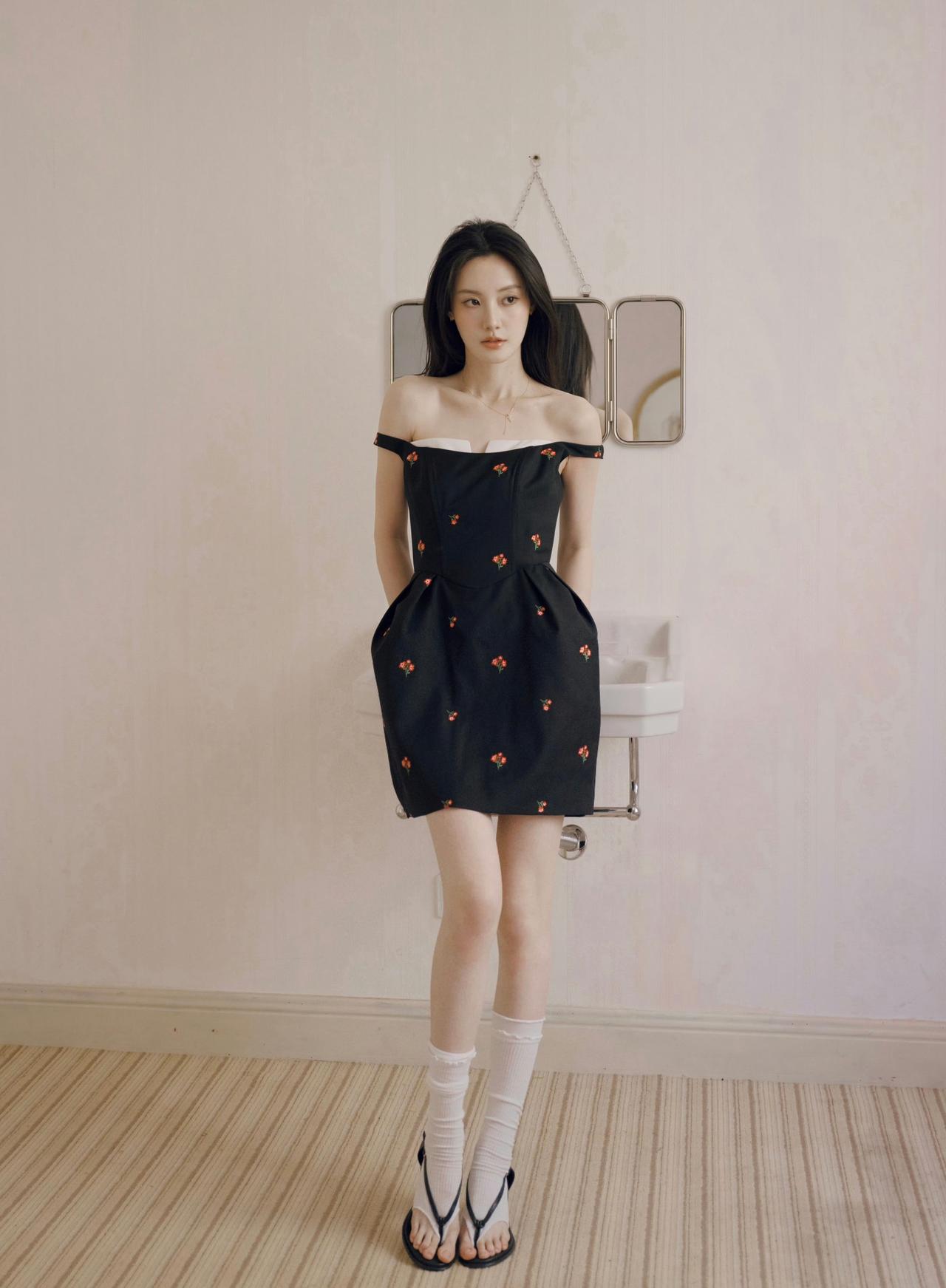 黑色碎花吊带裙搭配白色堆堆袜，自带纯欲氛围感，一半法式优雅，一半韩系甜妹，OOT