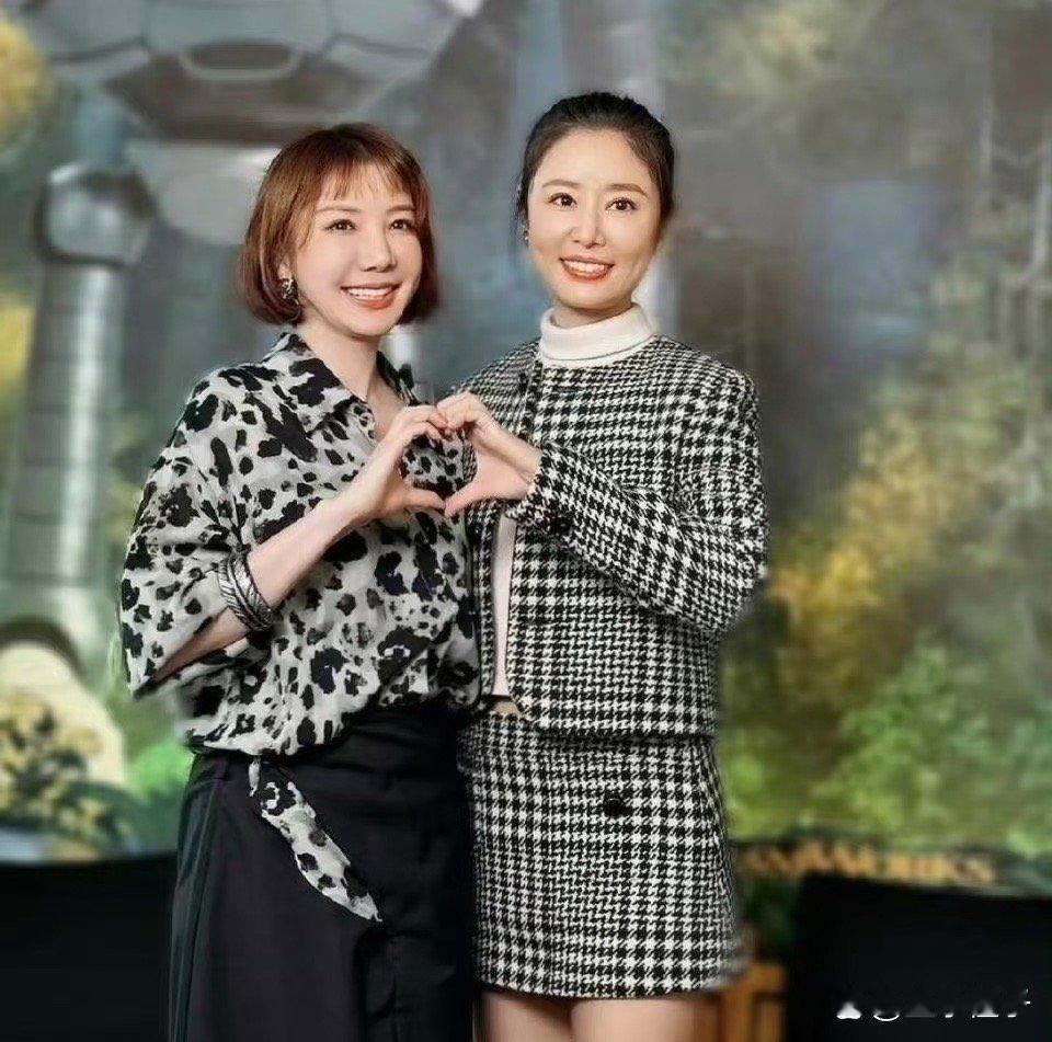 林心如与闺蜜同框，气质瞬间秒杀啊！林心如这个年纪，能有这个气质，确实惊艳喔！ ​
