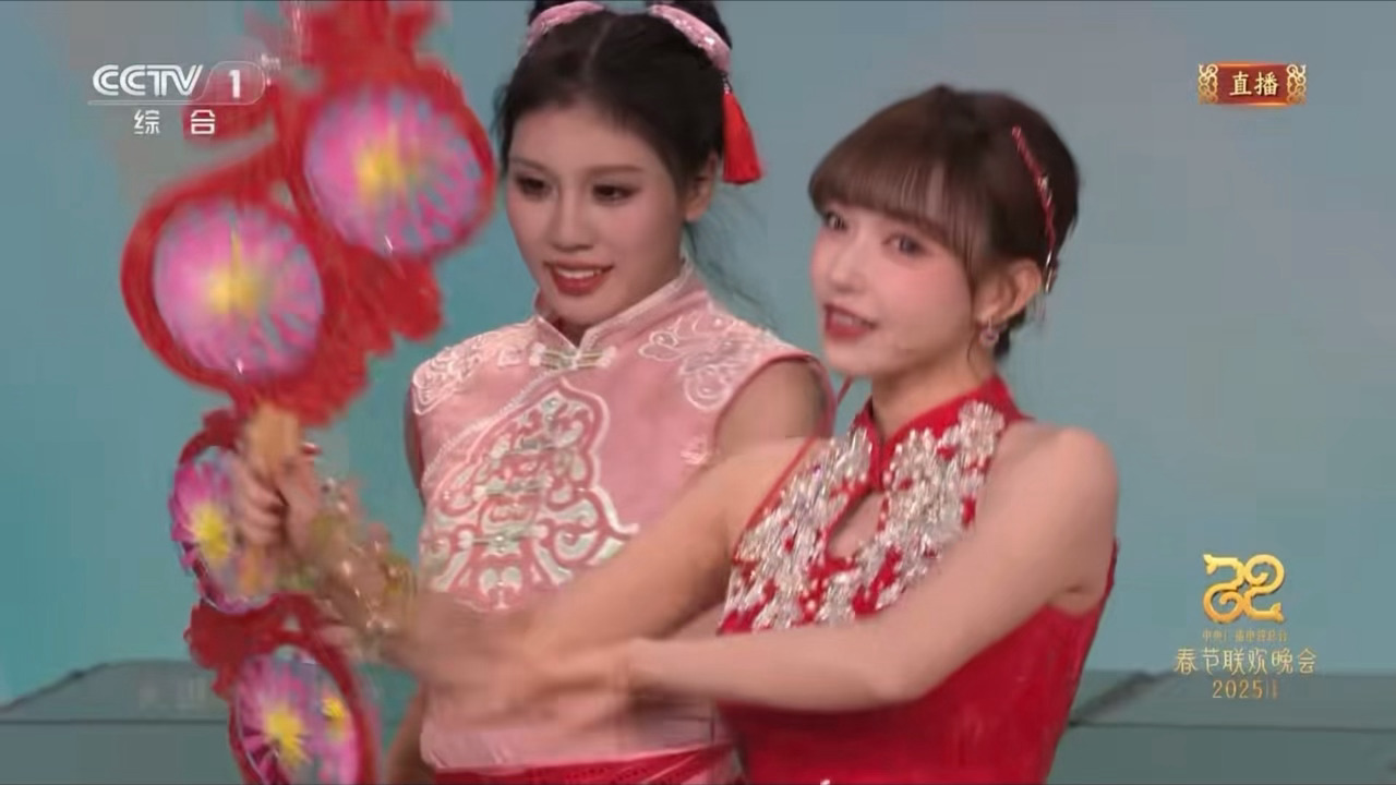 春晚段子大考  程潇跟宋雨琦站一起拜年我勒个中国娃娃太可爱了谁懂我一下 
