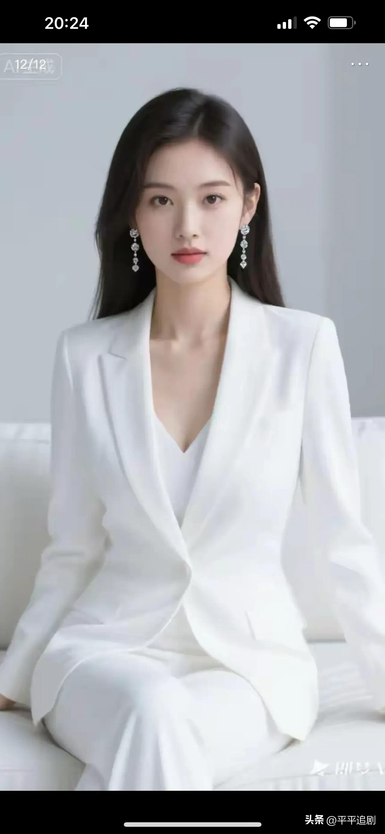 一袭白西装衬出利落气场，钻饰耳坠添了几分精致，是职场里的从容干练，也是自带光芒的