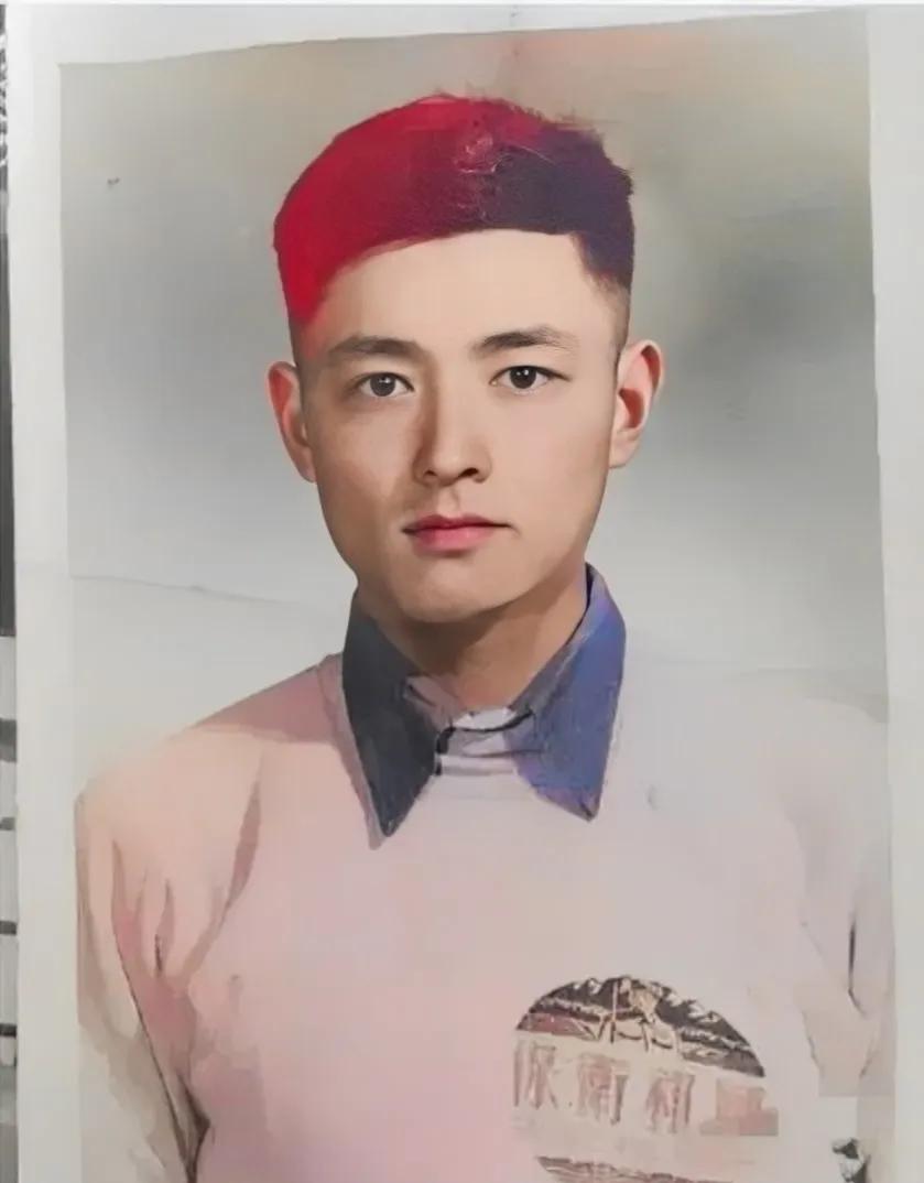 1951年，一个年轻人留下的照片，从镜头中可以看出，他帅气十足，温文尔雅，给人留