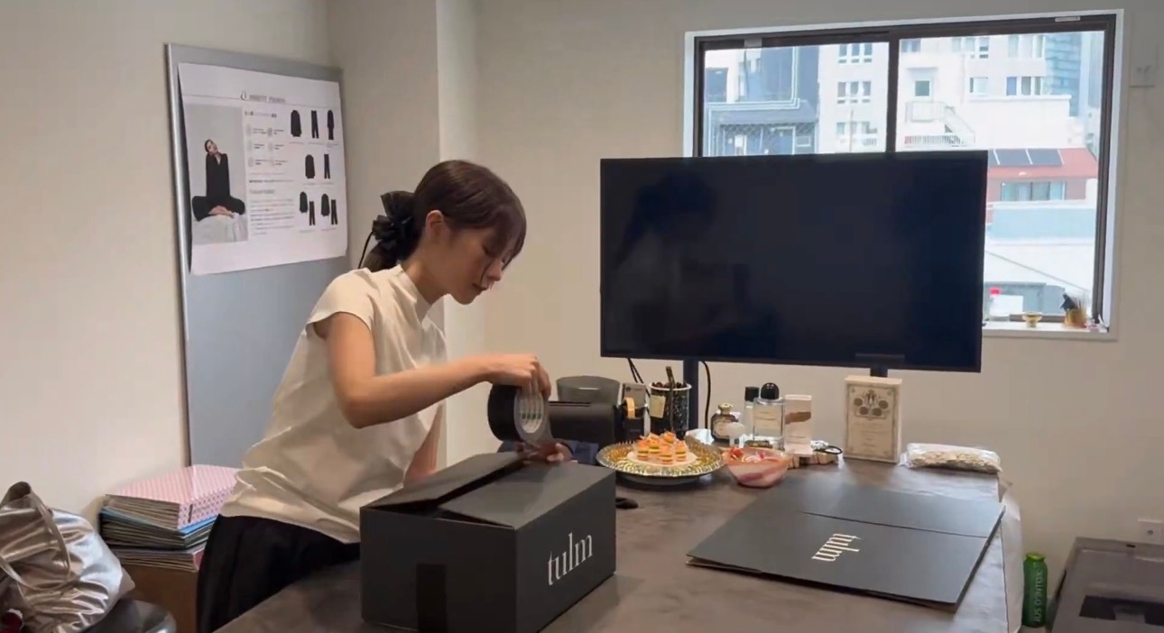 桃老板还亲自给粉丝打包发货呢📦 还送签名拍立得 很会做生意嘛（小桃子你肯定不想