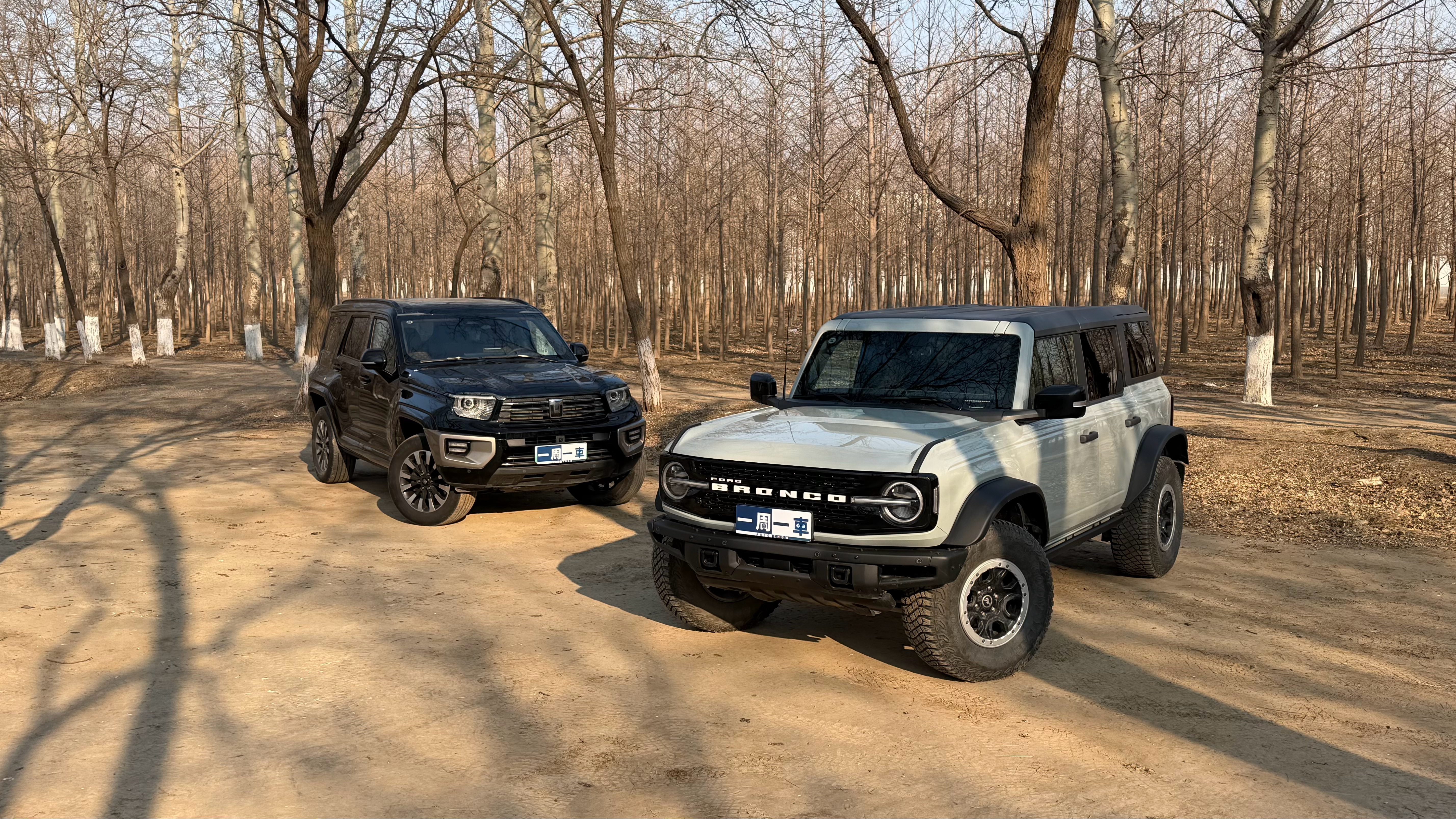 今天拍了俩硬派越野，这车福特烈马太有性格了，尤其是这个荒地版，咔咔就是干，跟走平