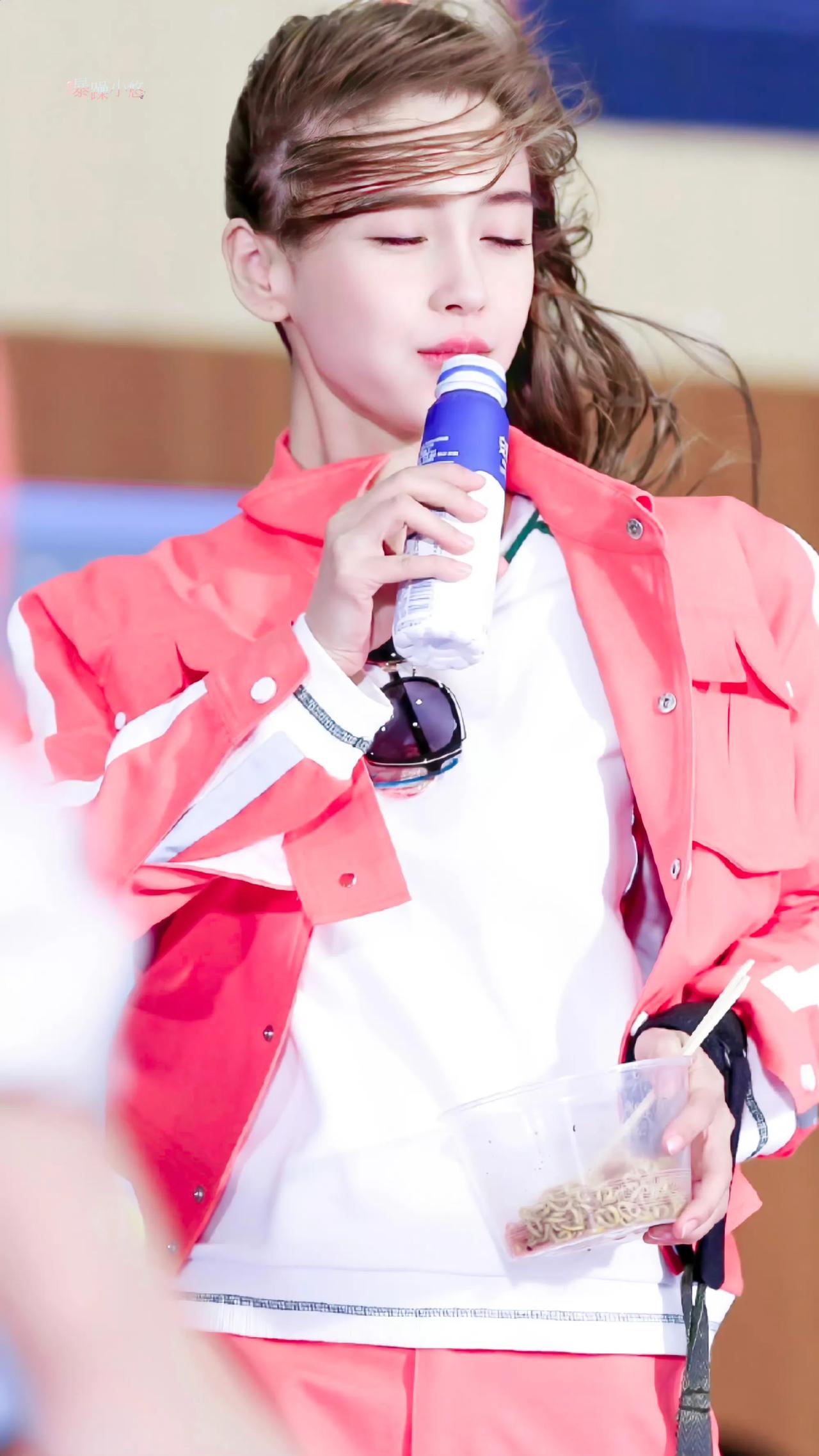 我觉得baby现在口碑能时回运转有两个原因
第一是因为她善良，平时好事福报积得多