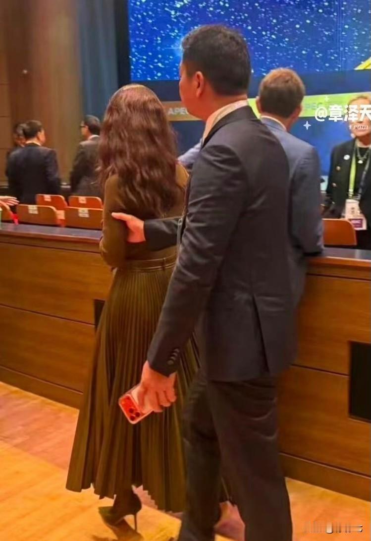 刘强东韩国峰会“搀扶”刷屏❤️大佬的体贴才是顶级商业机密 
在韩国某商业峰会上一